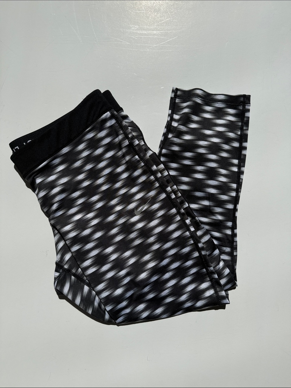 Nike Black & White Motion-Print Leggings Capri length